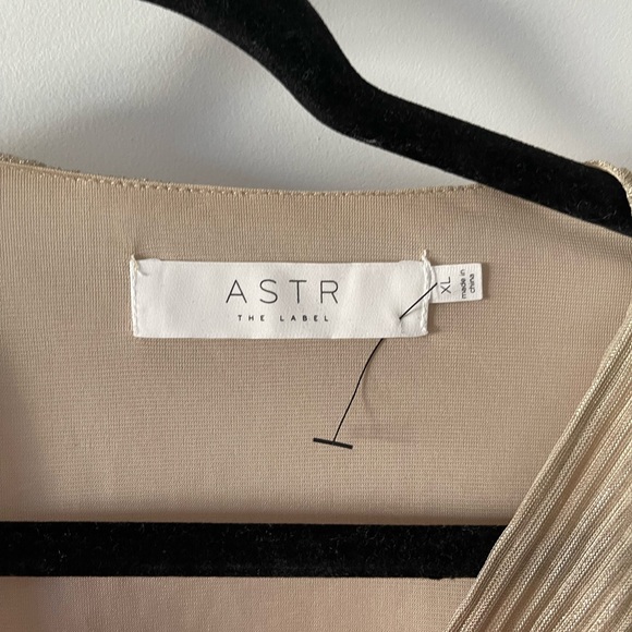 ASTR the Label OMBRE PLEATED SURPLICE TOP - Picture 3 of 8